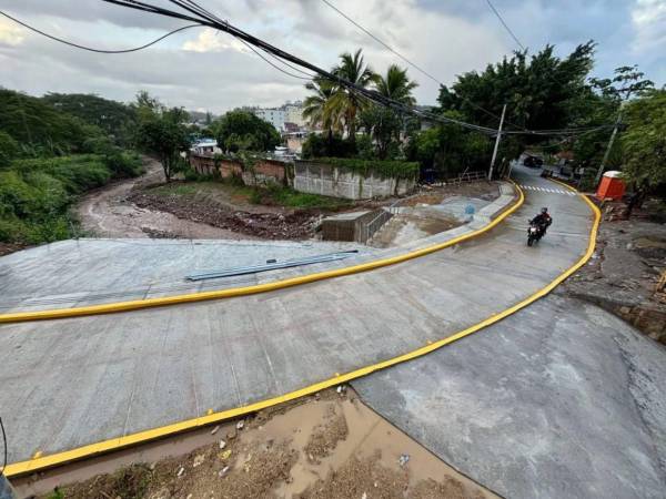 Esta obra comenzó a construirse en diciembre de 2024, cuando a raíz de las intensas lluvias, la calzada registró un hundimiento que ponía en riesgo de colapso a todos los conductores.