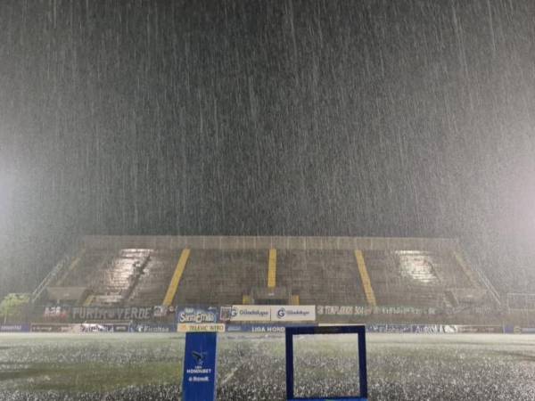 Así se encuentra la cancha del estadio Emilio Williams y la lluvia no se detiene.
