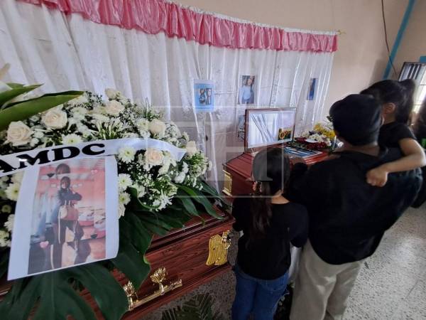 Evelin Yasmín Irías Hernández (26) era madre de dos pequeñas y su cuñada Denia Marisol Ramírez Ortiz, de 34 años, madre de tres menores; ambas murieron el lunes en el trágico accidente de una volqueta en Villa Nueva. Hoy sus pequeños que enfrentan al difícil momento de tener que despedirse de ellas.