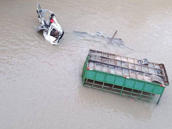En la tarde de este viernes -17 de octubre- en el departamento de Ocotepeque dos hombres a bordo de un camión perdieron la vida al caer en un río. Más detalles a continuación.