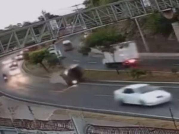 Pese al aparatoso percance, el vehículo no impactó contra ningún otro automotor.