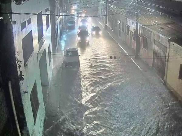 Diversas calles del Distrito Central reportaron inundaciones tras las lluvias.