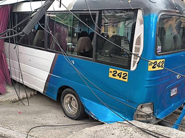 Los vecinos de la colonia San Francisco, en Comayagüela se sorprendieron al ver cómo un autobús tipo rapidito colisionó con una vivienda del sector. Más detalles sobre el accidente a continuación.