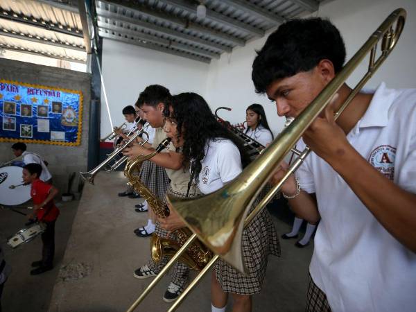 Coordinación impecable, energía juvenil y un repertorio que emociona: así se define la banda del Instituto Abdiel, compuesta por más de 30 jóvenes que este año prometen ser protagonistas de los desfiles patrios, llevando con orgullo el nombre de su institución.