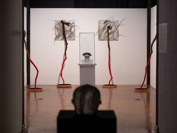 En una exposición pensada para inaugurarse en su presencia, “Memento morí – Memento vivere” es ahora un homenaje póstumo a su autor.
