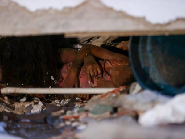 Se cuentan por miles las personas que este jueves se encuentran fuera de las edificaciones en La Guaira, donde la desesperación se siente en el aire ante la poca presencia de autoridades y cuerpos de rescate tras los terremotos del miércoles en Venezuela, que han causado al menos 164 fallecidos y 971 heridos.