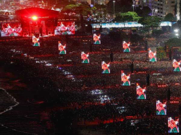 Lady Gaga enloqueció a sus admiradores este sábado en Río de Janeiro con su 'opera gótica', un espectáculo marcado por la teatralidad y la exuberancia que hipnotizó a 2,1 millones de asistentes que se dieron cita en la playa de Copacabana para venerar a su diva, según la alcaldía de la ciudad.