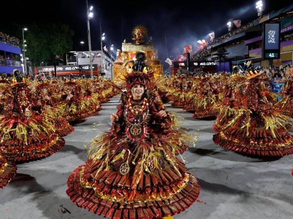 Las asociaciones artísticas, integradas por hasta 5,000 músicos y bailarines debidamente disfrazados, aprovecharon sus desfiles para denunciar el racismo, la desigualdad y la discriminación que sufre la población afrobrasileña, especialmente los practicantes de religiones de matriz africana como candomblé y ubanda.