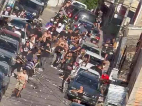 Momento en el que comenzó el enfrentamiento entre ambas barras.