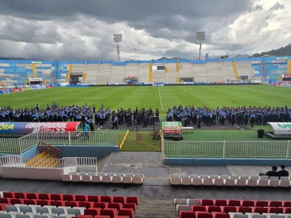 Más de 500 efectivos de diferentes unidades especializadas están asignados a labores de vigilancia dentro y fuera del Estadio Nacional José de la Paz Herrera, más conocido como Chelato Uclés, con el objetivo de asegurar un ambiente ordenado y proteger tanto a jugadores como a aficionados, previo al encuentro entre Honduras y Nicaragua esta noche.