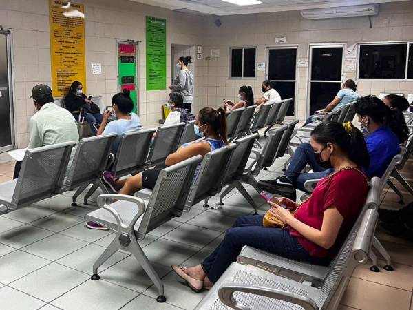 La falta de especialistas y subespecialistas en el hospital del Seguro Social limita las atenciones a los derechohabientes.