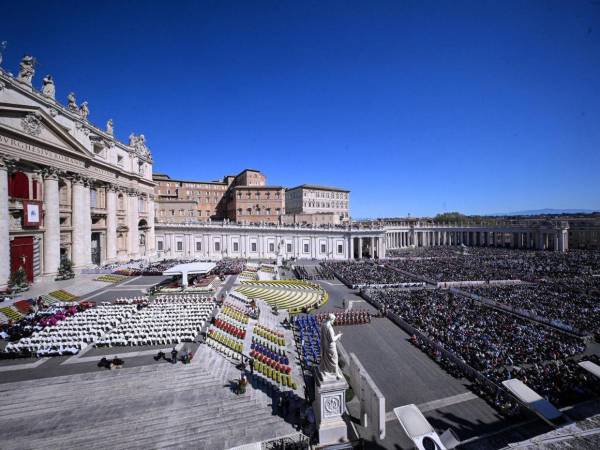 El papa León XIV presidió hoy su primer Domingo de Pascua ante una abarrotada plaza de San Pedro e impartió la bendición 'Urbi et Orbi' con un nuevo llamamiento a la paz y condena de la guerra.
