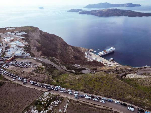 Las carreteras se vieron abarrotadas durante las últimas horas por personas que deseaban salir de la isla.