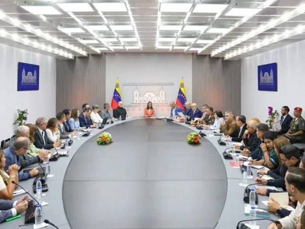 Administración. La presidenta encargada de Venezuela, Delcy Rodríguez, anunció en una reunión con el Consejo de Ministros la reestructuración del Gobierno ante -según dijo- la nueva realidad de su país.