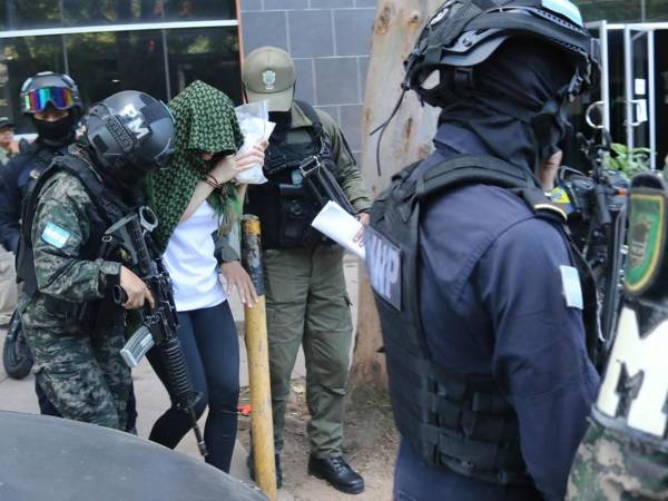 Bajo estrictas medidas de seguridad con resguardo militar y policial, la exfiscal fue llevaba a Medicina Forense y luego retornada a la cárcel de mujeres.