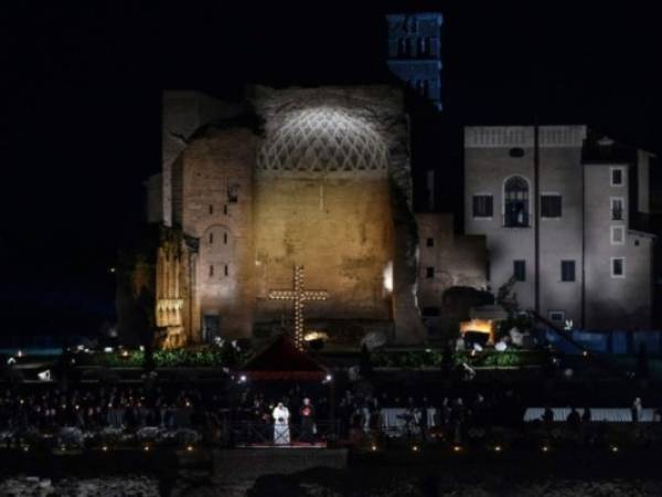 El Vía Crucis revive en la tradición cristiana el calvario de Jesús, desde su condena a muerte a su crucifixión, su muerte y sepultura. Foto: AFP