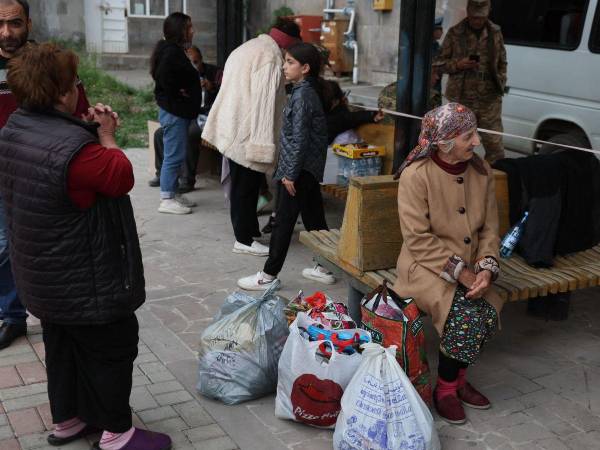 Familias enteras buscan ingresar a Armenia tras el conflicto.
