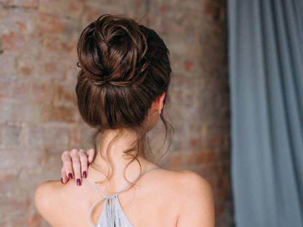 El cabello recogido también es un atino, sobre todo cuando se lleva con creatividad y buen gusto.