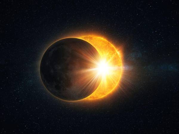 La llamada “franja de totalidad”, donde el eclipse podrá apreciarse en toda su magnitud, atravesará regiones privilegiadas del planeta como el norte de África, el Medio Oriente y parte del sur de Europa.