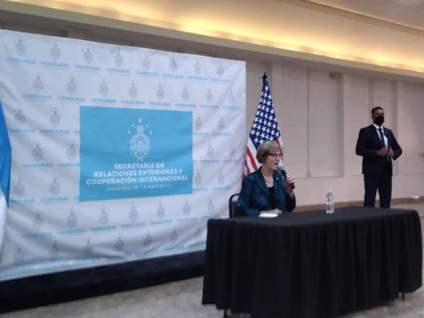 “Estamos trabajando de cerca con el gobierno de la presidenta Castro en todos las áreas cada día”, informó Dogu