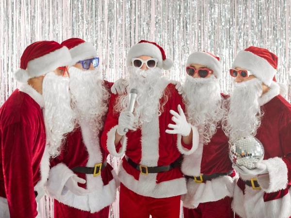 La Navidad suele reunir a varias generaciones bajo un mismo techo, con tiempos largos entre la comida y la sobremesa. En ese intervalo, la atención se dispersa y los celulares se roban el protagonismo. Ahí es donde ciertas dinámicas simples logran reordenar la noche sin alterar su ritmo.