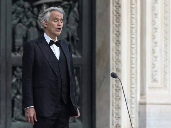 Un mes después de que le confirmaran que era positivo al coronavirus, el 12 de abril, Bocelli dio un concierto en el Duomo de Milán. Foto: AFP