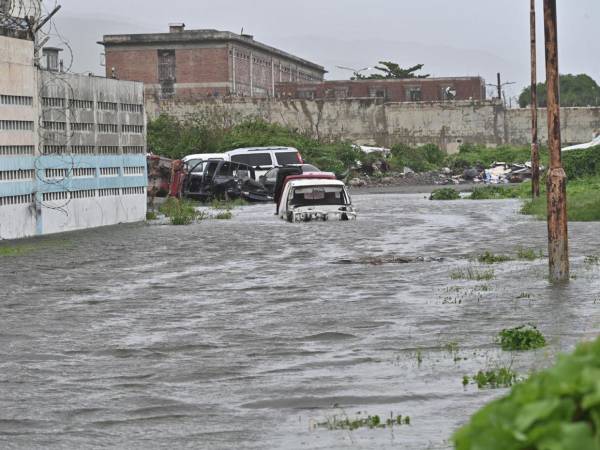 Calle inundada debido al paso del huracán Melissa este martes, en Kingston (Jamaica).