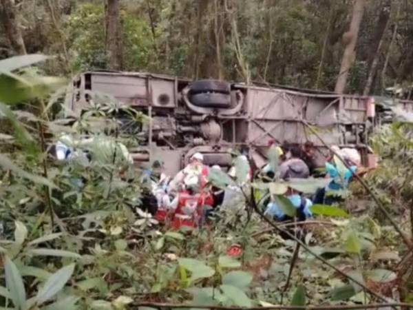 Más de 20 personas resultaron heridas tras el volcamiento de un bus la tarde de este martes -16 de diciembre-, en la carretera que conduce de La Esperanza hacia Jesús de Otoro, en Intibucá. Se reportan al menos dos muertes. Aquí los detalles del accidente.