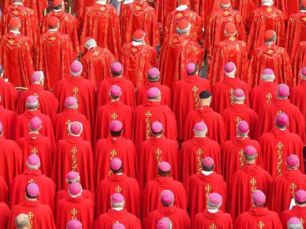 Cardenales durante la ceremonia fúnebre por el Papa emérito Benedicto XVI (Joseph Ratzinger) en la Ciudad del Vaticano el 05 de enero de 2023.