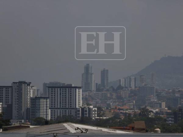 La capital amaneció cubierta de humo y con niveles críticos de contaminación que representan peligro para niños y adultos mayores.