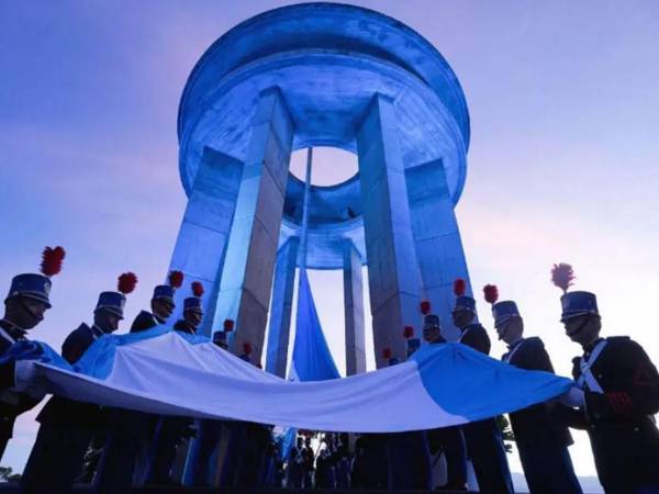 Luego de la entonación de las gloriosas notas del Himno Nacional, el Pabellón fue izado con honores de ordenanza por el cuerpo de cadetes de las Fuerzas Armadas de Honduras.