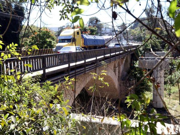 El puente Germania permanece sin intervención, pese a los anuncios de ampliación realizados desde hace varios años para aliviar el tránsito en la zona sur de la capital.