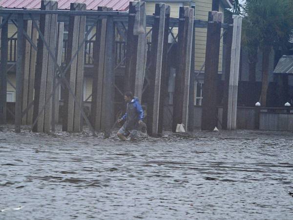 Las personas salieron de sus casas hasta que la lluvia paró.