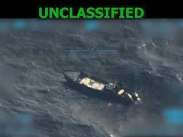Captura de video tomado de la cuenta @realDonaldTrump en Truth Social donde se ve la embarcación atacada por Estados Unidos.