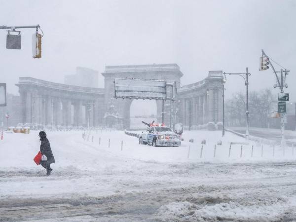 La tormenta que está afectando a Nueva York entraría en el quinto puesto de las nevadas más intensas desde que se tienen registros en Nueva York, cuyo récord absoluto es de 27,5 pulgadas (69,8 cm), establecido en enero de 2016. Aquí las imágenes de la nevada.