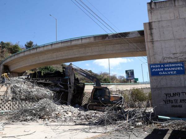 La Alcaldía capitalina habilitará hoy el paso en el puente de la 21 de Octubre tras el colapso de la viga cajón.