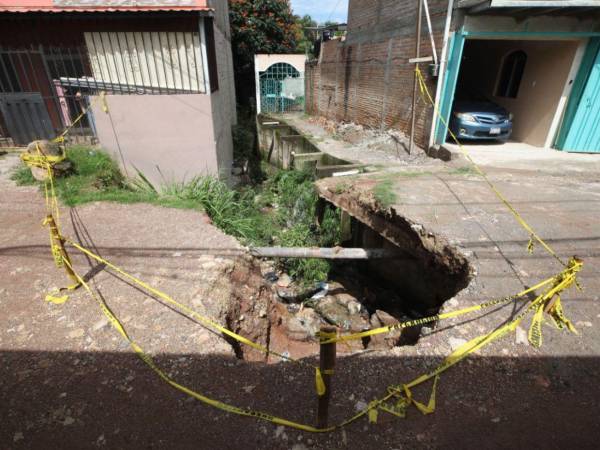 Las fuertes lluvias registradas en las últimas horas en el Distrito Central provocaron el colapso de un puente en el sector 1B de Villa Nueva, dejando incomunicadas a varias familias de la zona. Aquí los detalles.