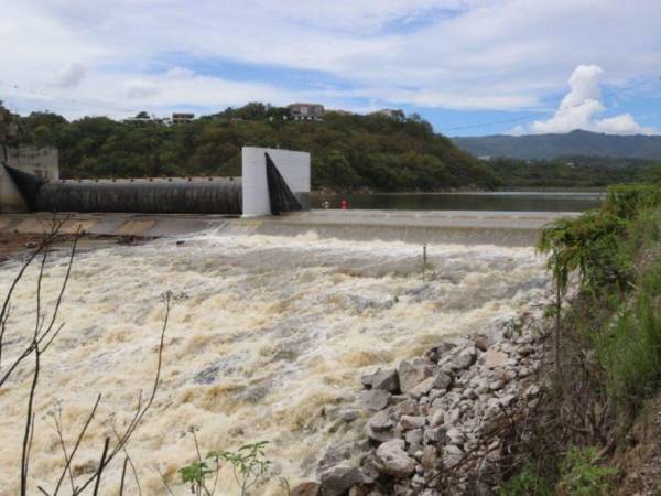 Las represas Los Laureles y La Concepción están conectadas mediante una tubería de conducción que permite el traslado de agua del primer sistema al segundo.