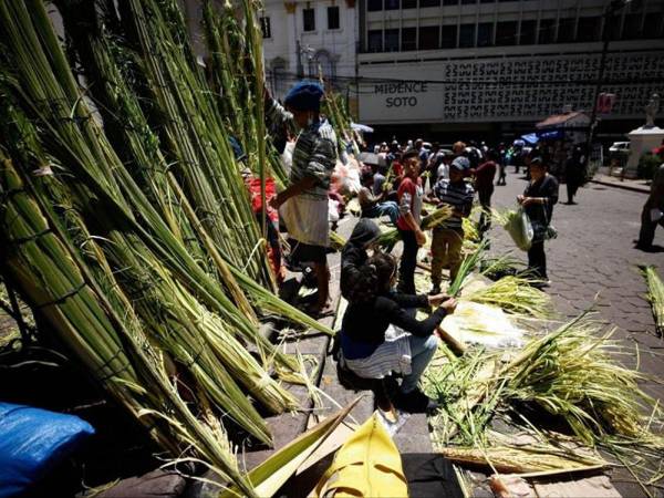 Frente a la Catedral se encuentran los vendedores de ramos.