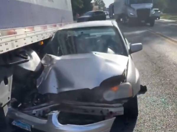 El conductor del vehículo se estrelló con una camión que estaba a la orilla de la calle.