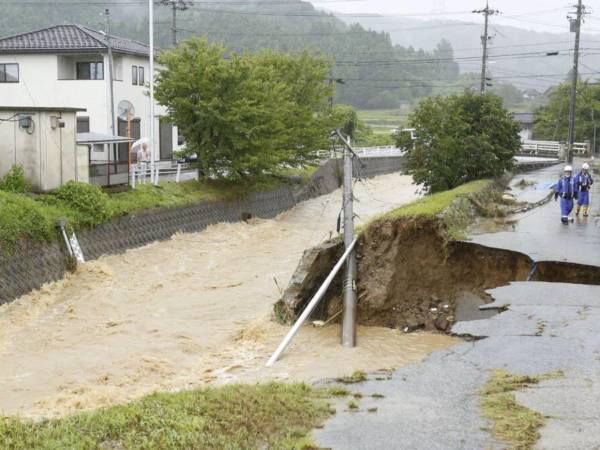 De momento no se han registrado incidentes en la zona, y las autoridades han pedido a los residentes que extremen las precauciones, y alertaron de que los ríos pueden desbordarse y las zonas llanas sufrir inundaciones.