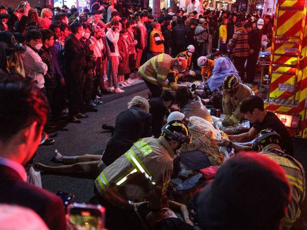 Lo que empezó como una fiesta colorida en conmemoración a Halloween, terminó en una tragedia que le quitó la vida a 154 personas en el distrito Itaewon, una zona de vida nocturna en Seúl, capital de Corea del Sur. De acuerdo a los reportes, los momentos de terror duraron alrededor de una hora y media. A continuación los detalles.