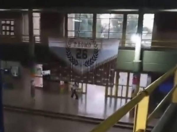 El atacante realizó entre cuatro y cinco disparos con una escopeta, hiriendo a varios estudiantes, uno de ellos de gravedad.