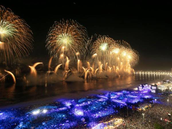 El espectáculo de fuegos de artificio del 'Réveillon' de este miércoles tuvo una duración de doce minutos.