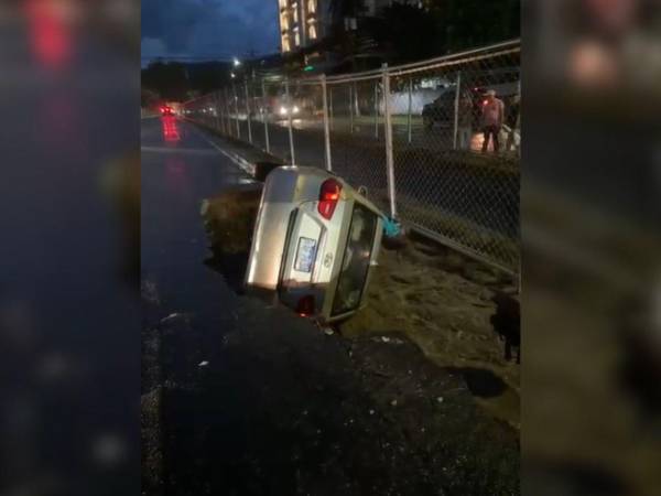 Un vehículo cayó luego de que una parte de la calle cediera en el bulevar Los Arcos.