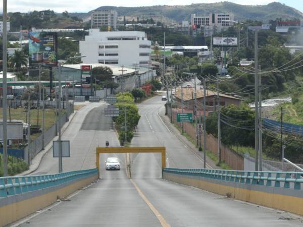 Calles y bulevares completamente vacíos se observan en Tegucigalpa y Comayagüela horas después de que los capitalinos le dieran la bienvenida al 2026.