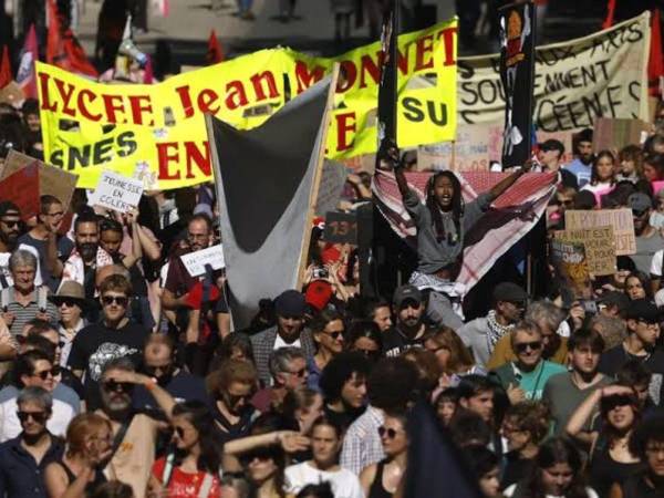 Las críticas a la opacidad de los algoritmos y la desigualdad en la admisión impulsan la caída de una de las medidas más emblemáticas del mandato.