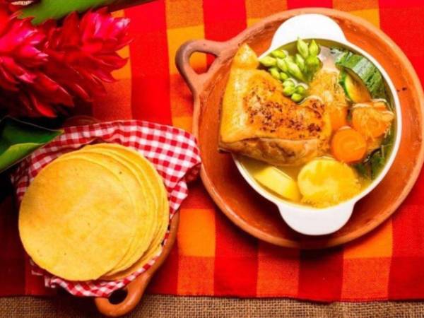 La sopa de gallina india con vegetales es uno de los platillos más emblemáticos de la cocina lenca.
