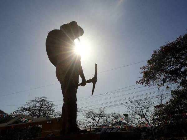 San Marcos de Colón también registra temperaturas altas, pese a ser uno de los municipios más frescos de la zona sur. En la imagen se observa el monumento al minero, cubierta por el imponente sol.