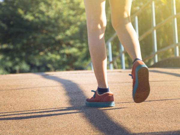 Caminar activa la circulación, fortalece el corazón y mejora la oxigenación de los músculos, entre otros aportes a la salud.